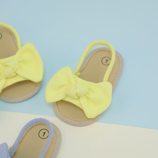 Video showcasing the soft brushed fabric, oversized bows, and flexible anti-slip soles of the baby girl summer sandals.