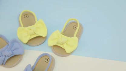 Video showcasing the soft brushed fabric, oversized bows, and flexible anti-slip soles of the baby girl summer sandals.
